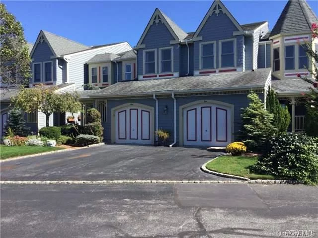 Beautiful Townhome With 3 Bedrooms And 2 Baths. Large Master Suite With Terrace And Amazing Bay Views. Spacious Unit With Tons Of Natural Light. Kitchen With Tons Of Counter Space And Separate Dinning Area.