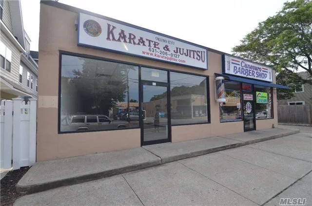 Wide Open Commercial Space! Landlord Willing To Help Build Out Any Kind Of Store! Was Previously A Karate School, And Was A Tropical Fish Store Before That. High Exposure, Lots Of Traffic!