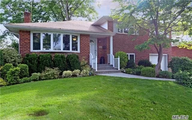 Beautiful Brick Split House In Syosset Wood Section. Close To Library And Elementary And Close To Major Roads