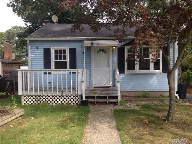 2 Bedroom Ranch In Sachemschools, Small Bedrooms Large Living Room And Laundry Room