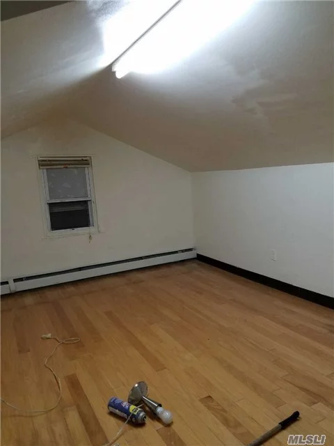 Sunny & Roomy 2Brs Apt With A Large Open Space Attic, Convenient To All.