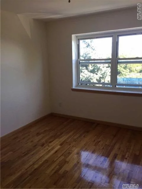 Duplex Apt. 3/2 With Washer/Dryer 1 Parking Spot. Easy Access To Major Transportation