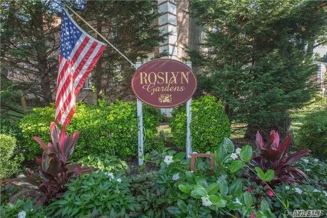 Tastefully Updated, 2 Bedroom, First-Floor Unit Situated In The Perfect Location Of Complex.Granite Counters And Ss Appliances. Convenient To L.I.E, Northern State, Village Center And Rr.