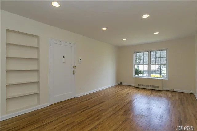 Rare! 1st Floor, 2 Bedroom, 2 Bath W/In-Unit Washer/Dryer In Roslyn Sd. Hardwood Floors Throughout, New Eat-In Kitchen And Bath. On-Site Parking Avail (Add&rsquo;; $75+Tax). Resident Super. Ideally Located With Top Proximity To Town, Lirr, Highways. Landlord Will Pay Broker Fee With Leases Starting By 2/1 With Possible Additional Rent Incentives For Well Qualified Tenants.