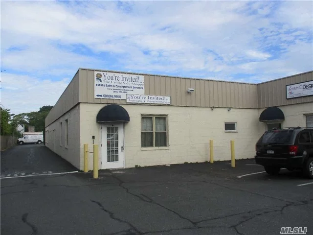 Prime Professional Flex Space.4, 657 Sq/Ft Of Space With Plenty Of Private Parking. Four Bathrooms. Open To Sub Dividing. Building Set Back Off Of Stewart Avenue. Easy Access To All, Great Central Location. Meadowbrook Pkwy.To Stewart Av. Owner Will Provide Build Out. Flexible Terms !!