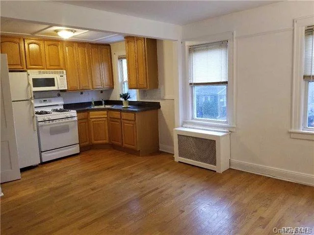 1Bedrooms 1 Bath Apartment On The 2nd Floor. Office Space Or A 2nd Bedroom In The Attic Wood Floor Attic Is An Option Living Room/ Dining Area Combo. Lots Os Storage Space. Few Blocks From Bayside Station 20 Minutes Express Trains To Penn Station. School Dist. 26 Near Throgs Neck Bridge And The Whitestone Bridge. ** No Pets **