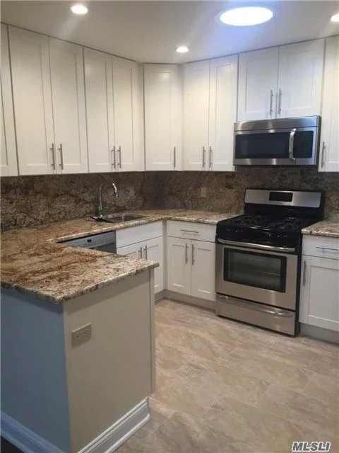 Large One Bedroom With Ample Closet Space, Beautiful Kitchen W/ Granite Counters And Stainless Steel Appliances. Washer/Dryer In Unit. Near Restaurants, Beaches, Park.