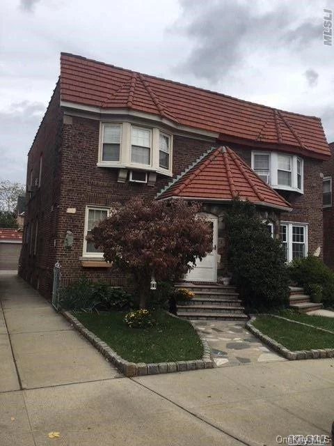 Beautiful Spacious Semi-Attached Brick 1F Tudor With 1 Car Det Garage With 2 Car Driveway. Irr Lot 25X125 Plus Big Backyard Additional Lot 20X85. Big Eat-In Kit, Formal Dining Room, Formal Living Room, 1.5 Bath, 3 Br, Finished Big Basement With Family Room, Office/Den, Laundry Room, Lots Of Windows , Plenty Of Closets, Hard Wood Floor .Convenient To All & To Lirr.