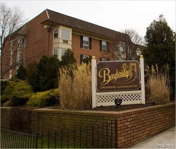 Updated 3 Bedroom 2 Bathroom Condo On 3rd Floor In The Exclusive Gated Bayridge Community. Washer And Dryer In Unit. Ton Of Storage In Basement. 2 Parking Spots Available. Amenities Include 24Hr Gated Security, Full Gym, Large Pool, Basketball And Tennis Courts.