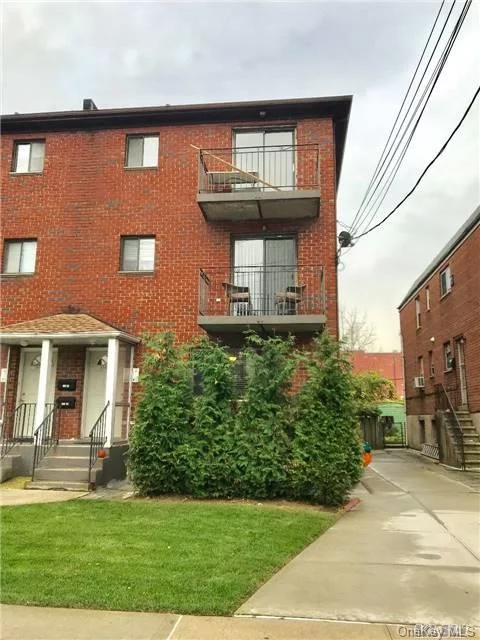 Spacious And Recently Updated Apartment Boasts Loads Of Sunlight. Features 2 Bedrooms & 1 Updated Full Bathroom. Crisp Hardwood Flooring And Freshly Painted Throughout.