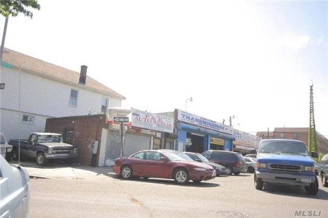 Warehouse For Lease Appr.1100 Sq.Ft Good For Auto Repair Business, Walk To Subway 5 Mins , Price Included R.E.Tax