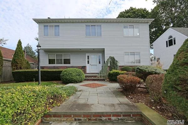 Welcome To This Beautiful Syosset Woods Colonial--Great Location, Large Home With Vaulted Ceilings, Bright And Spacious With Lots Of Storage, Great Master W/2 Walk In Closets, All Wood Floors, Cac, Igs & Blocks From Willits Elem/Hbt Middle School. Near Syosset Library, Shopping And Transportation! Must See!!