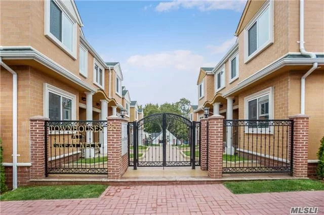 Great Neck. Newly Built Luxury Townhouses,  Gated Complex. Open Floor Plan, 3 Bedrooms, 2 Full Bathrooms Plus A Guest Bathroom On The Main. Be The First To Rent This Brand New Unit In Great Neck Access To Parkwood Pool For A Fee, Great Neck Parks And  Other Great Neck Amenities. A Rare Find