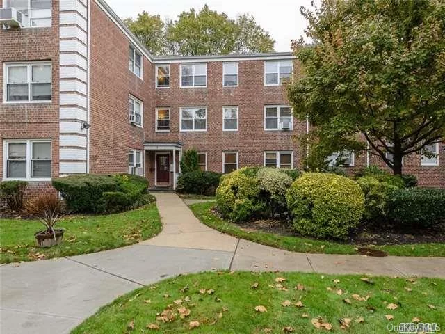 A Spectacular Unit! Located In A Cul-De-Sac And Serene Courtyard Setting. This Second Floor, Two Bedroom Unit Features A Entry Foyer, Large Dr/Lr, Kitchen, Updated Bath, Beautiful Hardwood Floors, Is Freshly Painted With A Great Interior Location. Convenient To Lirr, Highways, Shops, Restaurants, Parks And The Beautiful Village Of Roslyn.