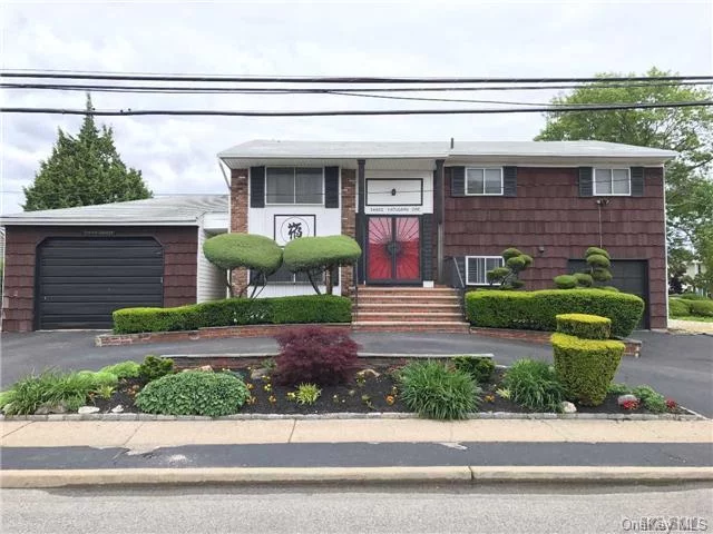 Spacious Hi-Ranch Located In The Very Desirable East Bay Section Of Bellmore. Quiet Street. Mother Daughter Potential W/ Proper Permits. Oak Floors Throughout. Central Ac. Living Rm W/ Vaulted Ceilings. Florida Room Off Eik. Huge Master W/ Walk In Closet & 2 Separate Closets. 200 Amp Electric. Huge Detached 1.75 Car Garage W/ High Ceilings.