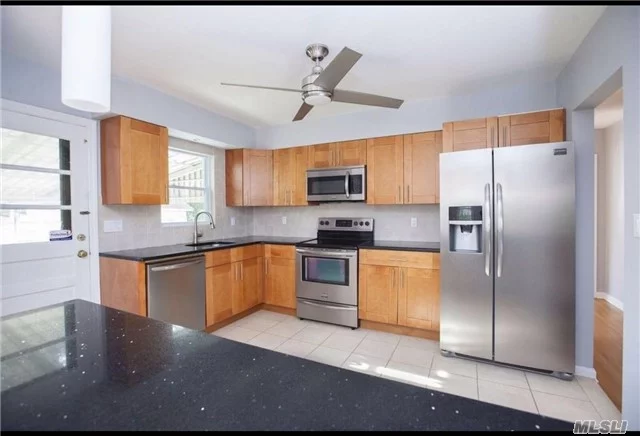 Large Single Family In North Flushing- Just A Few Blocks Away From Historic Bowne Park. Living Sq Footage Is Approx. 1810. The Backyard Has A Private Driveway With A 2 Car Garage Ad A Large Area To Bbq Or Entertain. Only 10 Minutes Away From Downtown Flushing On Q16 And 20 Minutes Away From Penn Station Near The Lirr.