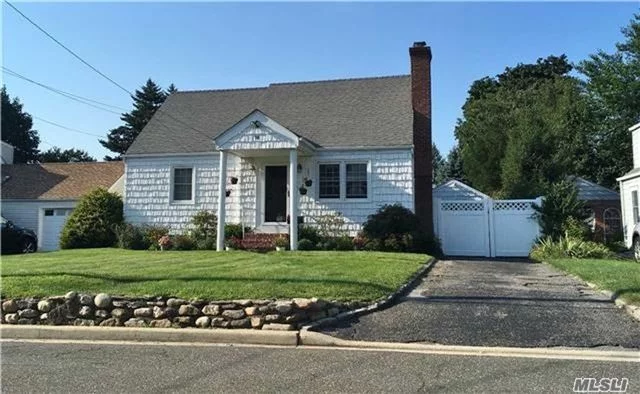 Best Rental In Syosset Schools District. Beautiful Updated Cape W Charming Back Yard With Deck. Perfectly Situated Mid-Block And Very Convenient To Long Island Rail Road, Shopping And All. Huge Eik, Finished Basement, Large Master Bedroom