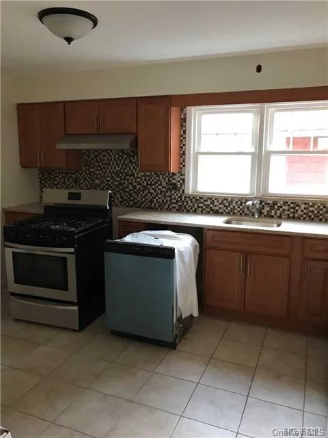 Beautiful Newly Renovated 2Br, 1 Bath Apartment With Hardwood Floors, Eik And Abundant Closet Space.