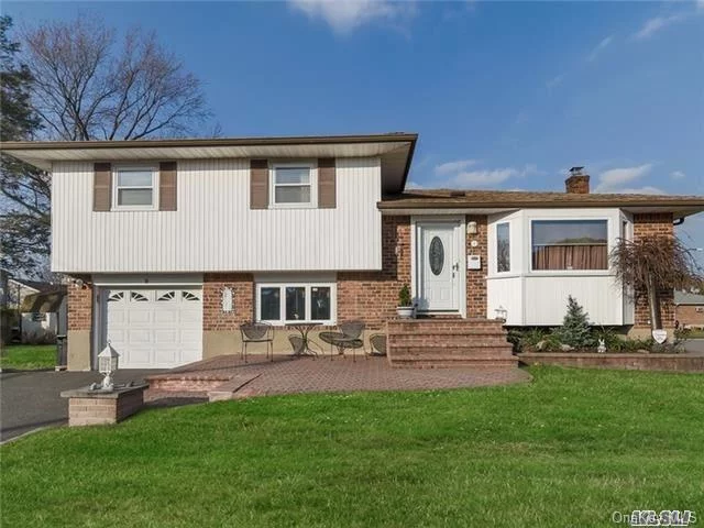 Syosset. Beautifully Maintained Brick/Vinyl Split In The Heart Of Syosset. This 3-Bedroom, 1.5-Bath Home Has Gorgeous Hardwood Floors, Incredible Flow & Layout, Large Size Rooms, & Great Yard For Entertaining.