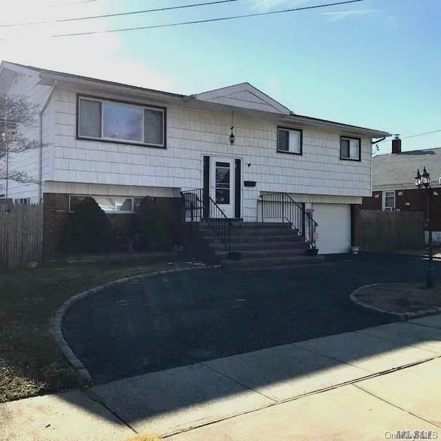 4/5 Bedroom-1.5 Bath Hi Ranch Located In The Heart Of Bethpage-Updated Kitchen & Electric-Award Winning School District #21-Close To Stores-Lirr-Parkways-Mid Block Location On Cul De Sac