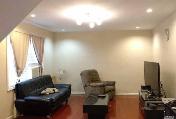 Newly Renovated 3Br 1Ba With New Appliances, All Rooms Has Window With Great Light During The Day.