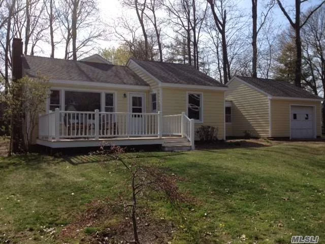 Summer Starts Here! Newly Renovated Cottage In Gardiners Bay Estates With Private Bay Beach.