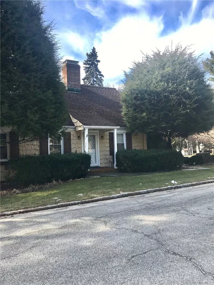 Mint Cottage On Beautifully Maintained Property. Huge Deck Overlooking Green. Master Bedroom With Office. Fabulous Location Near Shopping & Parkways. No Pets!