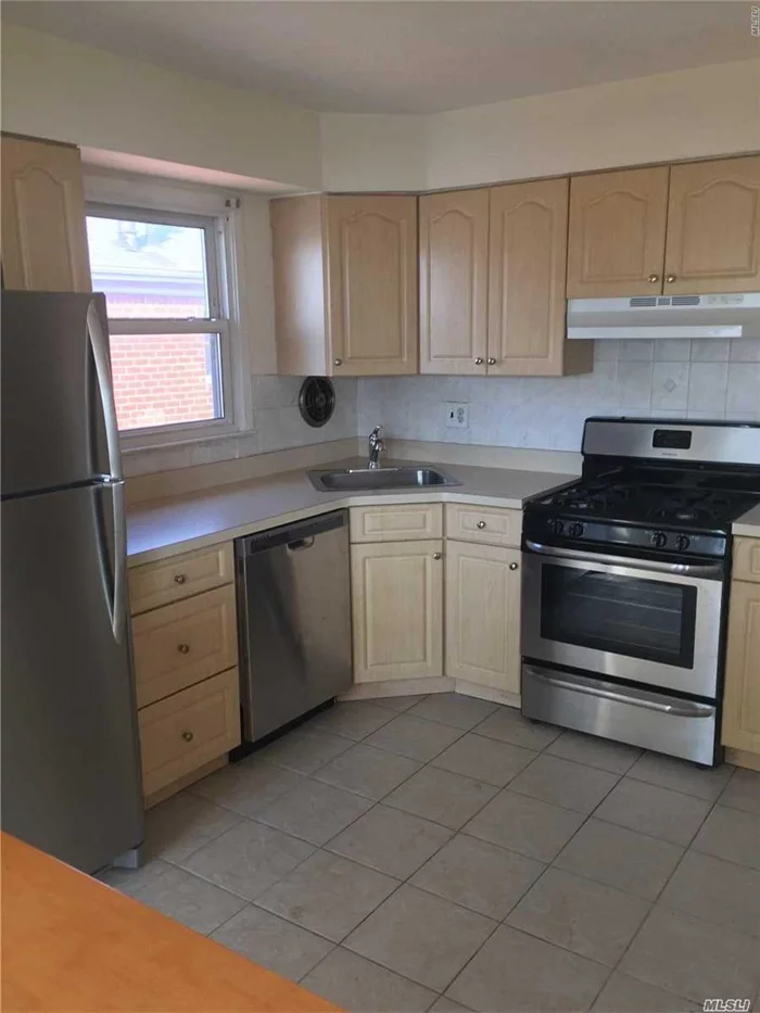 Beautiful Apt With Ss Appliances, Large Lr, Fdr, 3 Brs, 1.5 Baths, Eik. Washer/Dryer On First Floor 1 Parking Space.