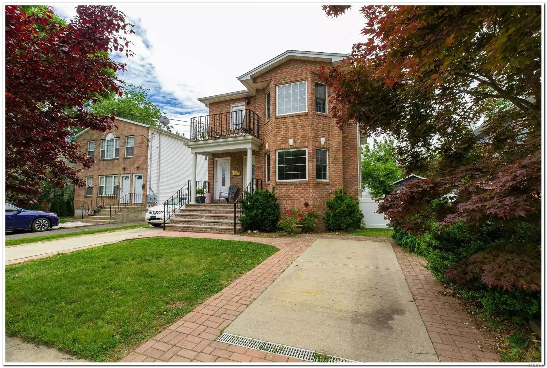 Sunny 2 Bedroom Unit With Open Living Room/Dining Room And Large Kitchen. Hardwood Floors Throughout. Washer/Dryer In Unit. Full Basement. Private Driveway. Plenty Of Windows. Use Of Beautiful Backyard.