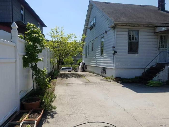 House For Rent In A Prime Area Of Queens. The House Features Bright 3 Bedrooms, 2 Full Bathrooms, Hardwood Floors Throughout, Ample Closet Space , A Fully Finished Basement And A Private Backyard. Convenient Location, Close To Buses. Schools And Shops.