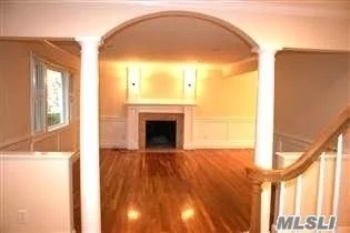 Beautiful Colonial Whole House Rental On Quiet Cul-De-Sac In Soundview - Updated & Sun Filled 3X2.5 W/Cac, Eik, Lr W/Fp, Fdrmaster Bed/Bath W/Walk-In Closet, 2 Addt&rsquo;l Spacious Bedrooms & Full Bath, Hard Wood Floors Throughout, Full Basement W/Laundry, Gas Heat, Garage, Brick Patio In Huge, Fenced Yard - Fabulous House!