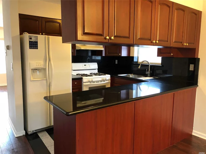 Very Spacious Newly Renovated Duplex Apartment. Washer And Dryer Included. 3 Bed Rooms 2.5 Baths. Central Air Heat & Cold, 2 Zones. Rear Water View Thro Enclosed Balcony.