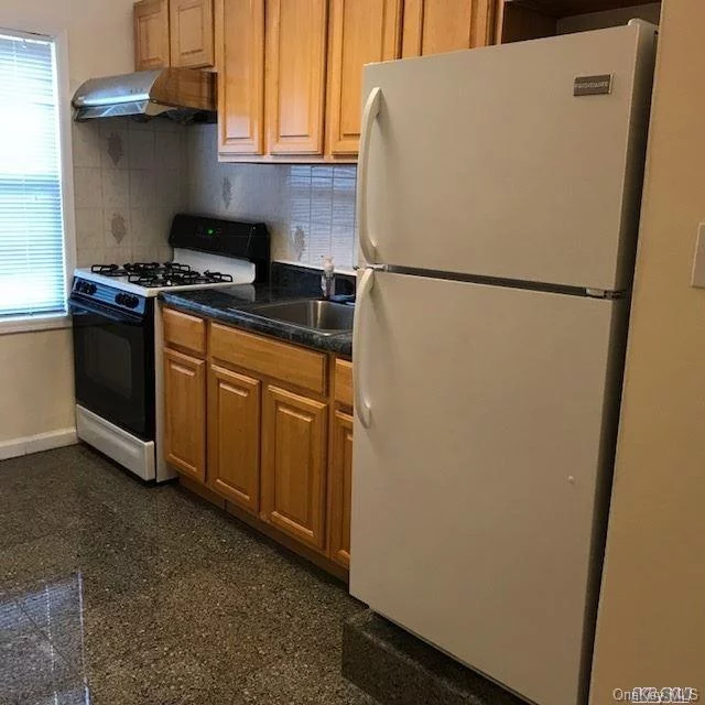 Renovated 1 Bedroom Apt. Heat Included. Close To Lie And Clearview Expwy- Also Express Bus To City On Corner. Newer Appliances And Sparkling Bathroom. Newly Painted. Apt. Includes The Carpeting.