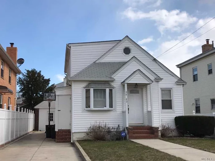 Location, Location, Location. Beautiful Colonial Renovated 3 Bedroom 3 Full Baths. Open Kitchen. Bright Sunny Din.Rm. Area. Wood Floors.Full Finished Basement, Best Schools District#26. Can Be Convert To 2 Family. Zoning R3A Walk To Near All Bus Shops , Lirr Major Highways.