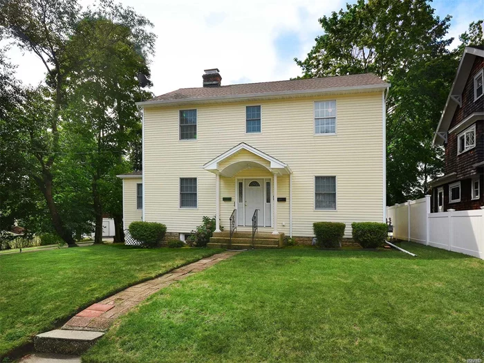 Charming Sunlit Apartment With Woodburning Fireplace, Hardwood Floors, And A Deck For Outdoor Enjoyment. Close To Beaches, Parks, Entertainment Shopping, Dining, And , Transportation.