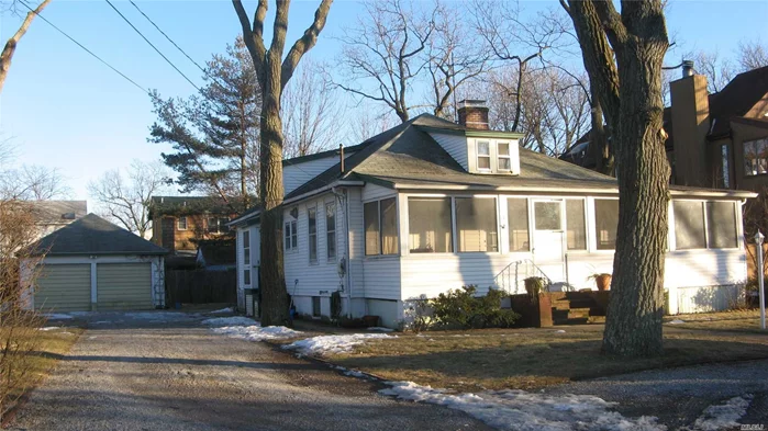 Great House W/ Private Beach For Residents. Full Of Charm, 1/2 A Block From Beach. 2 Car Gargage