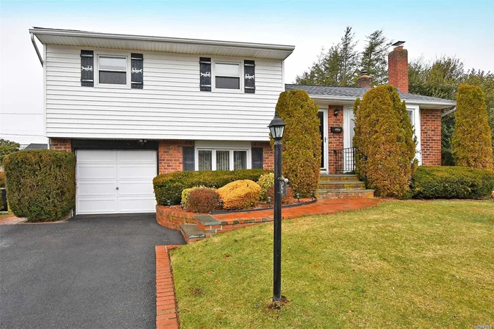 Wow ! Low Taxes, Syosset Schools. Beautiful 3 Bd Split Offers Open Floor Plan With Granite Kitchen Counters. Welcoming Light And Bright Flat Fenced Backyard With Plenty Green Space.Glistening Hardwood Floors. Perfect Midblock Location. Recently Updated Roof, Cac And Sprinklers. Gas Cooking. Must See!