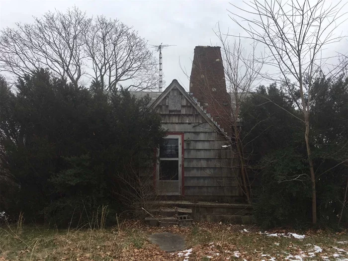 Contractor Special! House Has Been Gutted And Is Ready For Renovation. Over-Sized Lot For The Area. Cash Or Renovation Loans Only.
