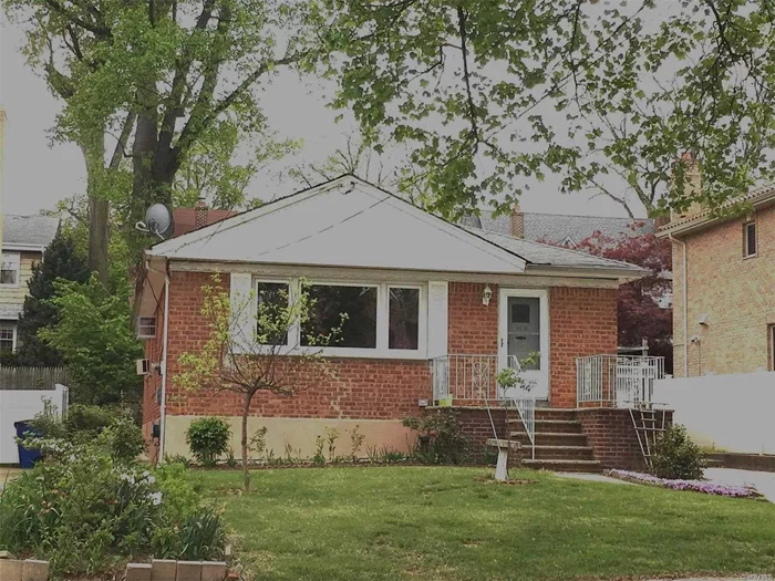 Lovely Ranch House(50X103), Each Floor 1300Sf, Excellent Condition, 3Brs, 2.5Bths, Full Open Finished Basement, Garage, 3 Cars Driveway, Beautiful Garden, Sd26(Ps41-Blue Ribbon School), Small Pet Ok, 3 Blocks To Northern Blvd, Easy Access To Highway, Q12, Q13, Q31, Qm3 Buses, Walk To L.I.R.R