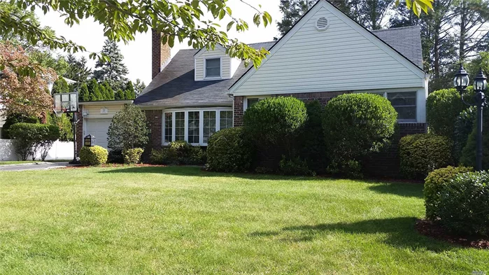 Fabulous 5 Bedroom 2.5 Bath Expanded Ranch On Quiet Street. Hardwood Floors And Granite Counters Make This A Place To Call Home. Amazing Basement, 20Kw Generator. 1/2 Mile To Lirr