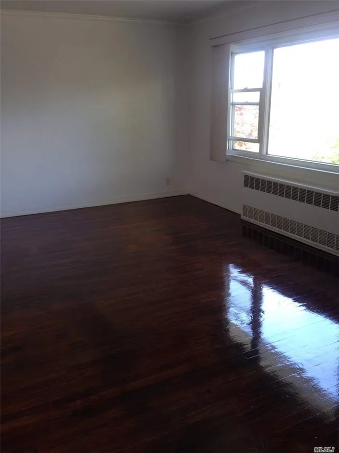 Second Floor Apartment.Fresh Paint, Hardwood Floor Just Polished.Nice And Clean 3 Bedroom With 2 Full Bathroom.Few Blocks To Ps 209, One Block To Q16 And Qm 2, Qm32 Bus Station, Near By Golf Court And Small Shopping Mall, Very Quite Neighborhood.