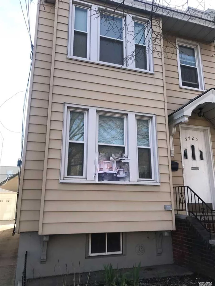 Freshly Painted Spacious 3 Bedrooms Apartment In Heart Of Maspeth. Very Convenient Location. Close To Busq58/Q59/Q39, Supermarket, Laundromat Etc.