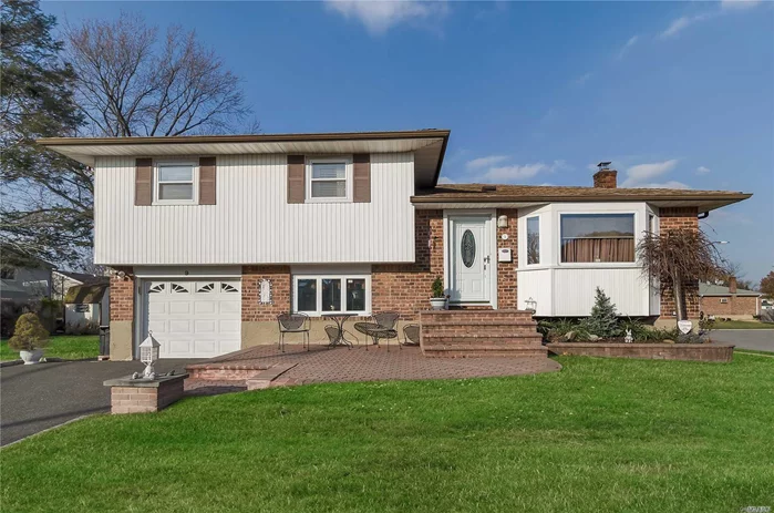 Syosset. Beautifully Maintained Brick/Vinyl Split In The Heart Of Syosset. This 3-Bedroom, 1.5-Bath Home Has Gorgeous Hardwood Floors, Incredible Flow & Layout, Large Size Rooms, & Great Yard For Entertaining.