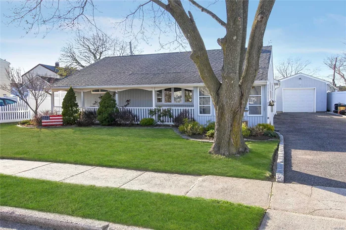 3Br Ranch, Freshly Painted, Clean Neat And Ready!! Pergo Floating Floors, Spacious Room Sizes! Huge Fenced In Yard, Oversized Garage - Plainedge School District, Close To Lirr, Shopping And All Major Highways - Easy To Show!