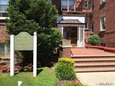 Bright Spacious (1) Bedroom (1) Full Bath Co-Op Located In The Heart Of Rockville Centre. This Pre-War Building Unit Features A Large Private Bedroom, Wood Floors, Beautiful Crown Moldings, An Eik With Granite Counter Tops & Stainless Steel Appliances. A Large Living Room With A Parallel Dining Area That Is Great For Entertaining. Walking Distance To Lirr & Local Restaurants!