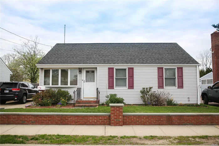 Beautiful Ranch In The Heart Of Bethpage. Great School, Close To All Amenities And House Of Worships. Updated Siding, Updated Roofing.Existing 3rd Bedroom Converted Into Dining Room Which Can Easily Be Converted Back To A 3rd Bedroom. House Features Hardwood Floors, Gas Cooking, Ample Amount Of Windows. This House Will Not Last !!!