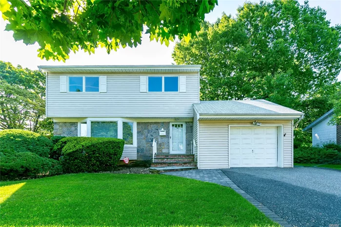 Beautiful Colonial Desirable Neighborhood Of Princeton Park. This Home Features Large Living Room, L-Shaped Dr, Sliding Doors Onto Deck/Bckyrd. Wood Flrs, Updated Eik, Ss Appliances, Corian Ctrs, Gas Cooking/ Heat, Den, Bsmt, 3 Large Brs, 2.50 Bths, Cac, Anderson Windows, 200 Amp, Newer Roof, Jericho Schools, Easy Access To All!! A Must See!!