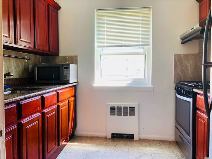 Prime Location And Spacious 1 Bedroom Garden Style Apt Right Cross Queens College. Plenty Of Closets, Include 2 Parking Stickers , Pet Friendly, No Flip Tax, Near Bus Station Q25/Q34/Q20A/Q20B .Convenient To All Transportation To Main St Or E, F Train To Manhattan.