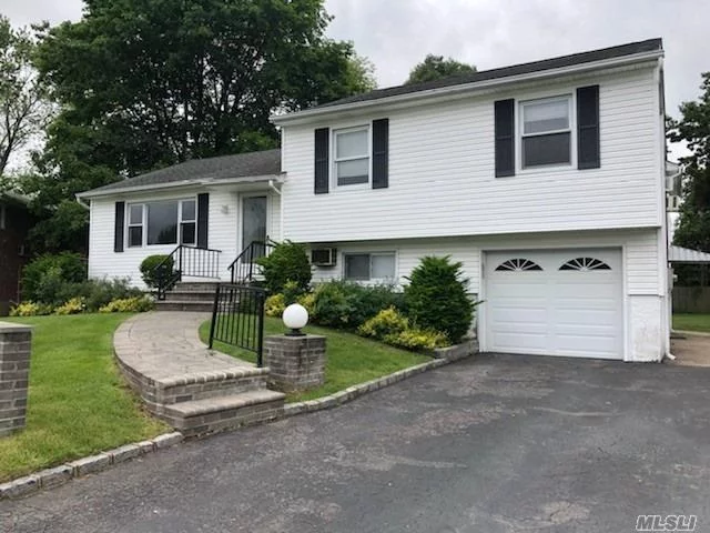 Spacious Split With Hardwood Floors, Freshly Painted + Tiled Grouted Kitchen And Entry Foyer, Great Curb Appeal, Syosset Schools, South Grove Elementary, Hbt Middle Schools.