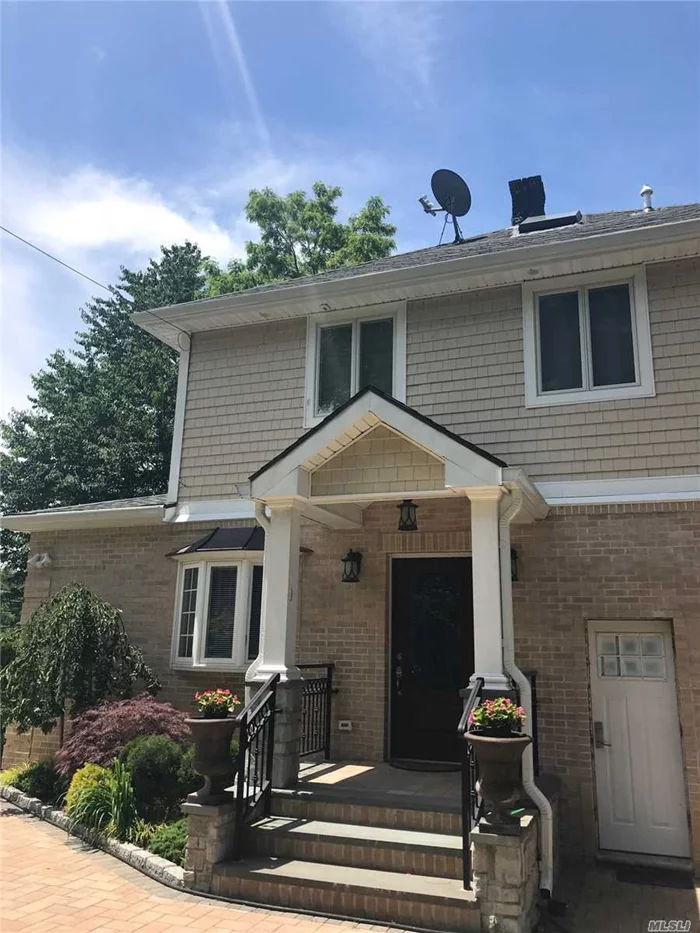 3Br, 2 Full Baths, Eik, Lr/Dr, Yard, Full Finished Basement, Family Room & Laundry. No Pets & Parking On The Street. Tenant Pays All Utilities. Close To Lirr & Bus Stop N21